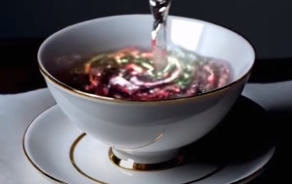 Sora最新视频，从茶壶倒出五彩星云的液体到茶杯中